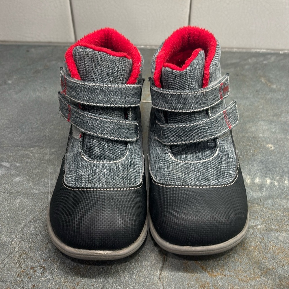 See Kaia run waterproof sneaker size 12 GUC